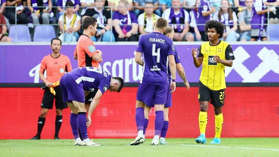 Gelbe Karte von Schiedsrichter Daniel Bartnitzki gegen Karim Adeyemi ( 27, Dortmund) wegen einer Schwalbe .