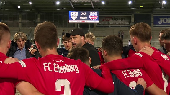 Sascha Prüfer, Trainer des FC Eilenburg hält eine Ansprache vor versammelter Mannschaft.