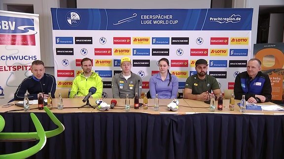 Podium bei Pressekonferenz