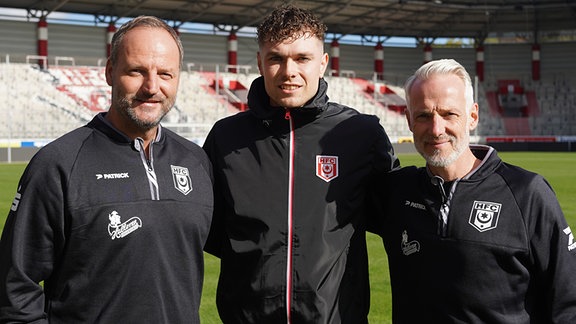 Tom Müller (mi.) mit Torwarttrainer Norman Becker (li.) und Cheftrainer Mark Zimmermann