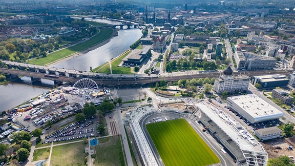 Sonne scheint auf die Baustelle des Heinz-Steyer-Stadions im Sportpark Ostra nahe der Altstadt an der Elbe.