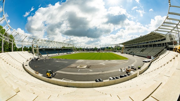 Sonne scheint auf die Baustelle des Heinz-Steyer-Stadions