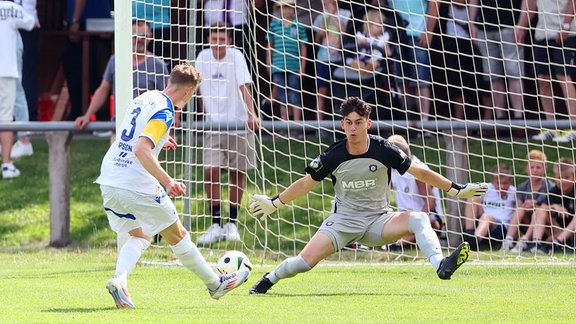 Ken Gipson (Carl Zeiss Jena) schießt ein Tor.