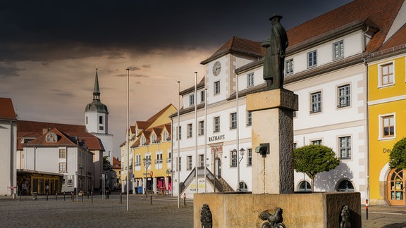 Dramatischer Himmel über dem historischen Zentrum von Hoyerswerda (Fotomontage)