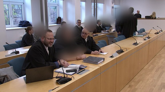 Menschen in einem Gerichtssaal