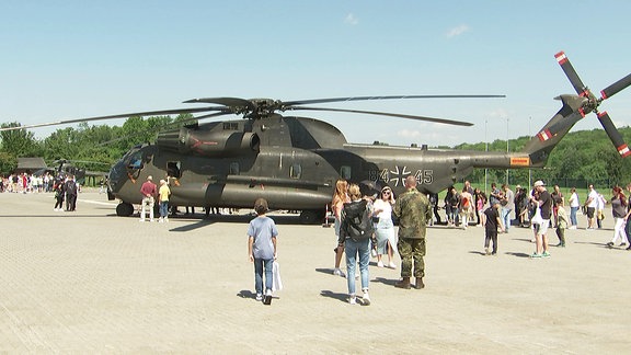 Besucher vor einem Transporthubschrauber