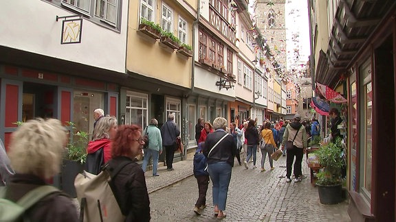 Menschen auf Krämerbrücke