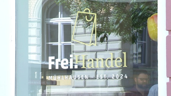 Schriftzug "Freihandel" auf einem Ladenfesnter