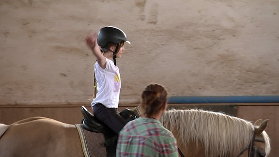 Mädchen auf einem Pferd 