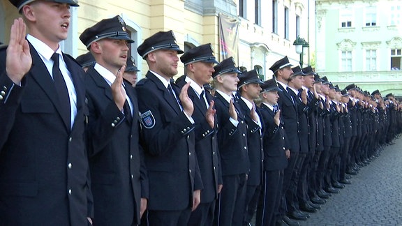 Junge Polizisten legen ihren Diensteid ab