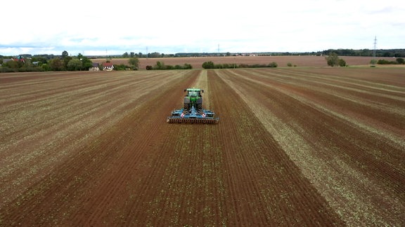 Maschine auf abgeerntetem Feld