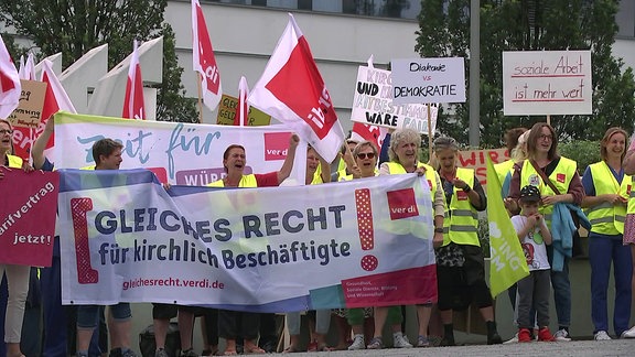 Protestierende Mitarbeiter am Klinikum Weimar