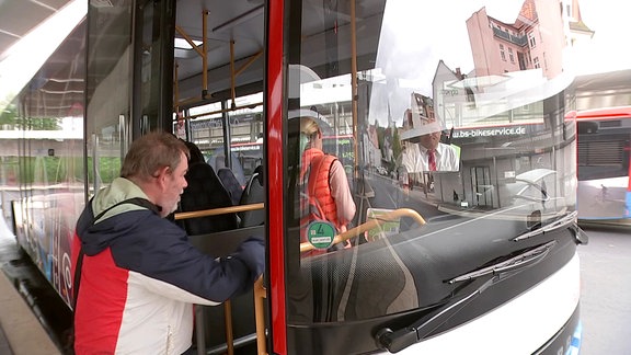 Ein Mann steigt in einen wartenden Bus ein