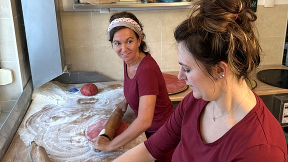 Zwei Bäckerinnen bei der Arbeit