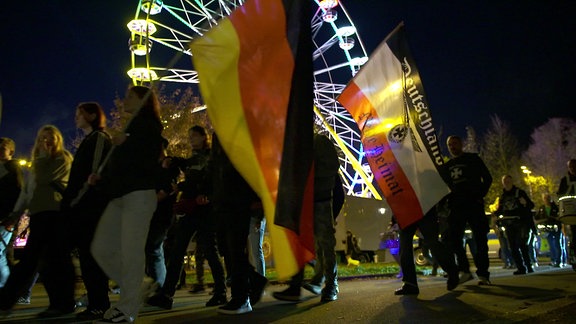 Demonstranten mit Fahnen