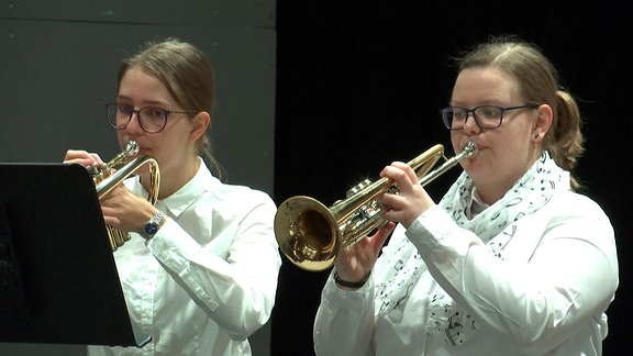 Zwei Frauen machen Musik