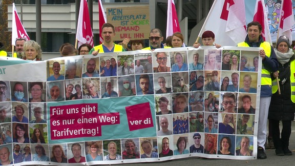 Protestierende mit Transparent 