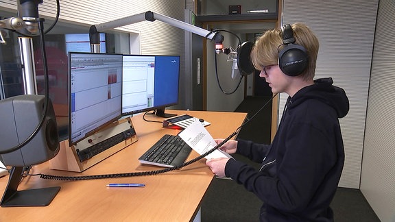 Jugendlicher im Hörfunkstudio