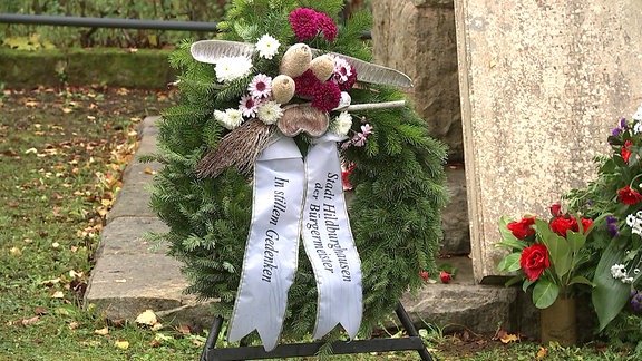 Trauergesteck auf einem Friedhof