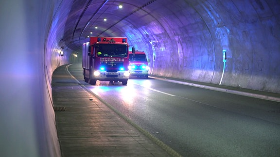 Feuerwehrfahrzeuge in Tunnel