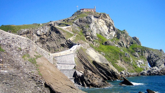 San Juan de Gaztelugatxe: Die kleine Insel ist durch eine Steinbrücke mit dem spanischen Festland verbunden.