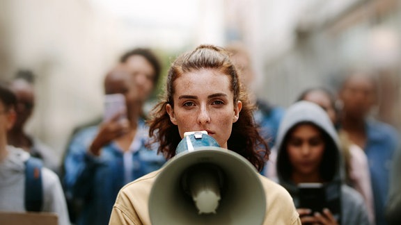 Eine Frau mit Megaphone