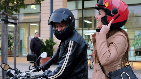 Luisa Lindner steigt bei Dr. Stein aufs Motorrad.