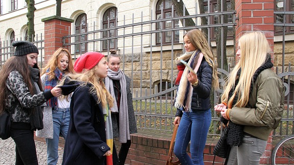 Lisa Schroth (Ella Zirzow, 3.v.li.) hat seit einiger Zeit Probleme mit ein paar Schülerinnen ihrer Schule. Die Mädchen-Gang, allen voran Marlen Löscher (Matilda März, 2.v.re.), macht sich über Lisa lustig und bezeichnet sie sogar als "Freak".