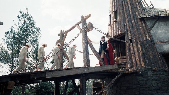 Leon Niemczyk (Schwarzer Müller), die Müllergesellen auf der Brücke. 