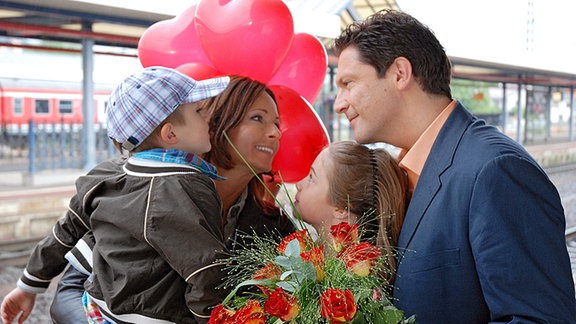 Dr. Christian Kleist, die Kinder Paul und Clara empfangen Marlene am Bahnhof in Eisenach.