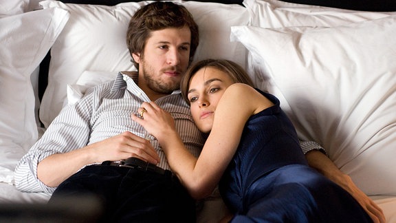 Joanna (Keira Knightley) hat die Nacht mit ihrem Ex-Freund Alex (Guillaume Canet) verbracht.