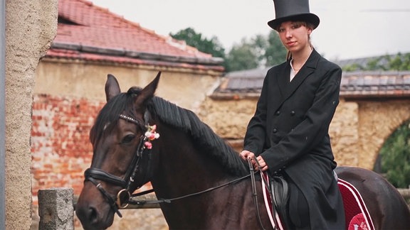 Johanna, die leidenschaftlich gerne reitet, möchte als Frau beim traditionsreichen Osterreiten mitreiten.