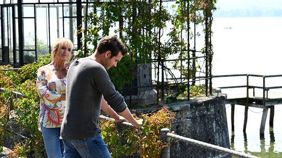 Auch Neles Mutter Mechthild Fehrenbach (Diana Körner, l.) versucht Jakob Frings (Max König, r.) zu trösten.