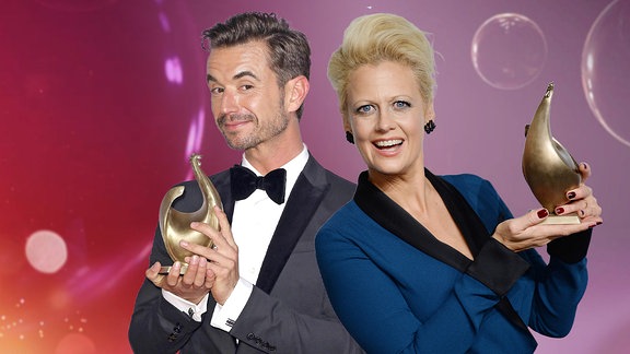 Florian Silbereisen und Barbara Schöneberger halten die „Goldene Henne“ in der Hand