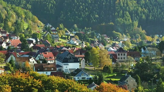 Kleine Stadt aus der Luft aufgenommen