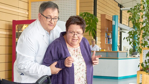 Hans-Peter Brenner (Michael Trischan) hat von Dr. Brentano einen Sonderauftrag: Er soll sich um die hartnäckige Irma Meltzer (Walfriede Schmitt) kümmern, die nach einem Schenkelhalsbruch die Physiotherapie verweigert. Brenner schafft es tatsächlich, dass Irma zu ihm Vertrauen fasst und als sie die ersten Gehversuche macht, wird auch schnell klar, dass Irma sich überschätzt hat. So mobil, wie sie dachte, ist sie noch lange nicht. Nun muss Hans-Peter sie nur noch überreden, regelmäßig Physiotherapie zu machen.