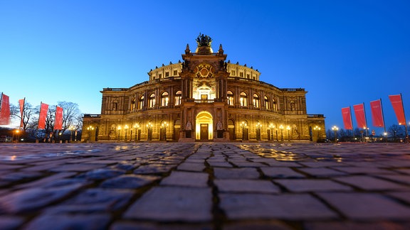 Blick am Abend auf die Semperoper auf dem Theaterplatz.