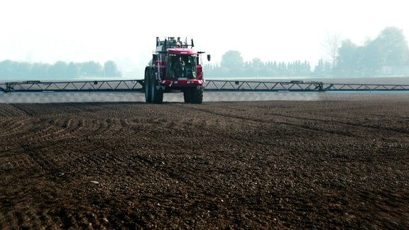 Glyphosat wird auf einem Feld eingesetzt.