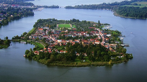 Eine Insel in einem breiten Fluss aus der Luft gefilmt.