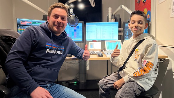 Jamil zusammen mit MDR Tweens Moderator Philip im Studio in Halle.