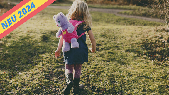 IMAGO Bildnummer: 0078768521  5760x3840 Pixel  IMAGO / Westend61  Girl walking with a teddy on her back model released Symbolfoto PUBLICATIONxINxGERxSUIxAUTxHUNxONLY NMSF00086