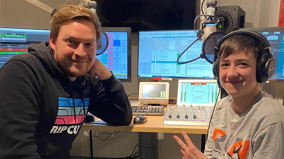 Hörer Henry uas Jena zu besuch bei Moderator Philip in Halle im MDR Tweens Studio.