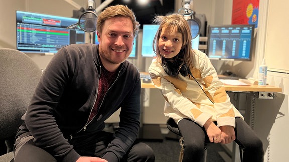 Moderator Philip und Lisa im Studio von MDR Tweens Live in Halle.