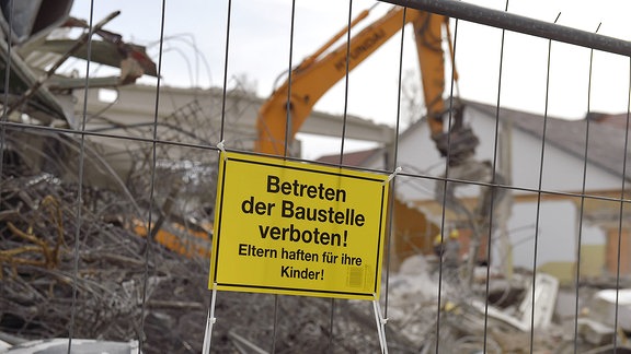 Schild mit "Betreten der Baustelle verboten, Eltern haften für ihre Kinder"