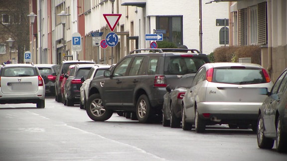 Ein SUV fährt aus einer Parklücke.