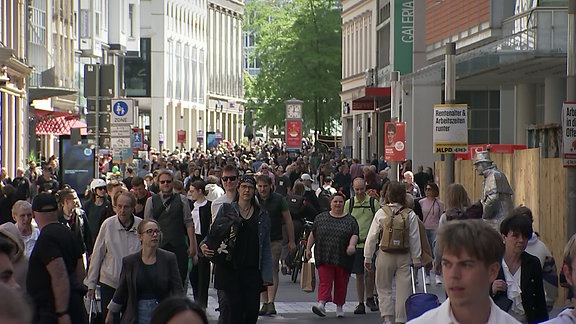 Blick in eine gefüllte Innenstadt