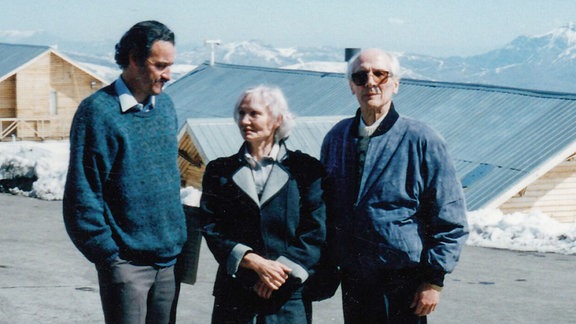 Margot und Erich Honecker und Juan Carlos (li.), einer der engsten Freunde der Honeckers und Leiter des Honecker Solidaritätskomitees, Los Andes,  1993, September in den Anden