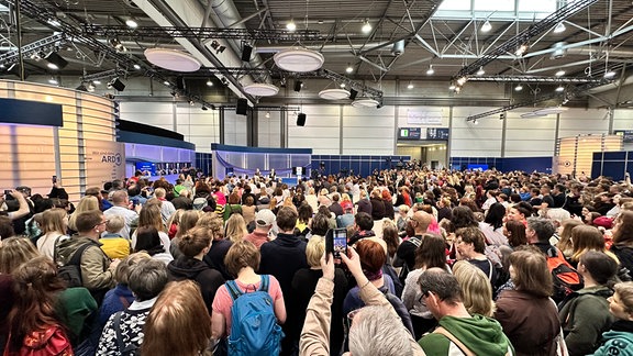 Viele Menschen am ARD Forum zur Buchmesse Leipzig 2023