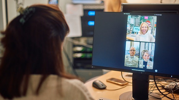 Eine Frau sieht auf ihrem Computerbildschirm den Instagram-Livestream mit dem ARD-Vorsitzenden Kai Gniffke, MDR-Intendantin Karola Wille und der Moderatorin Sissi Metzschke.