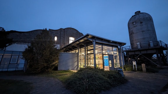 bei Nacht beleuchtetes Industrie- und Filmmuseum Wolfen 